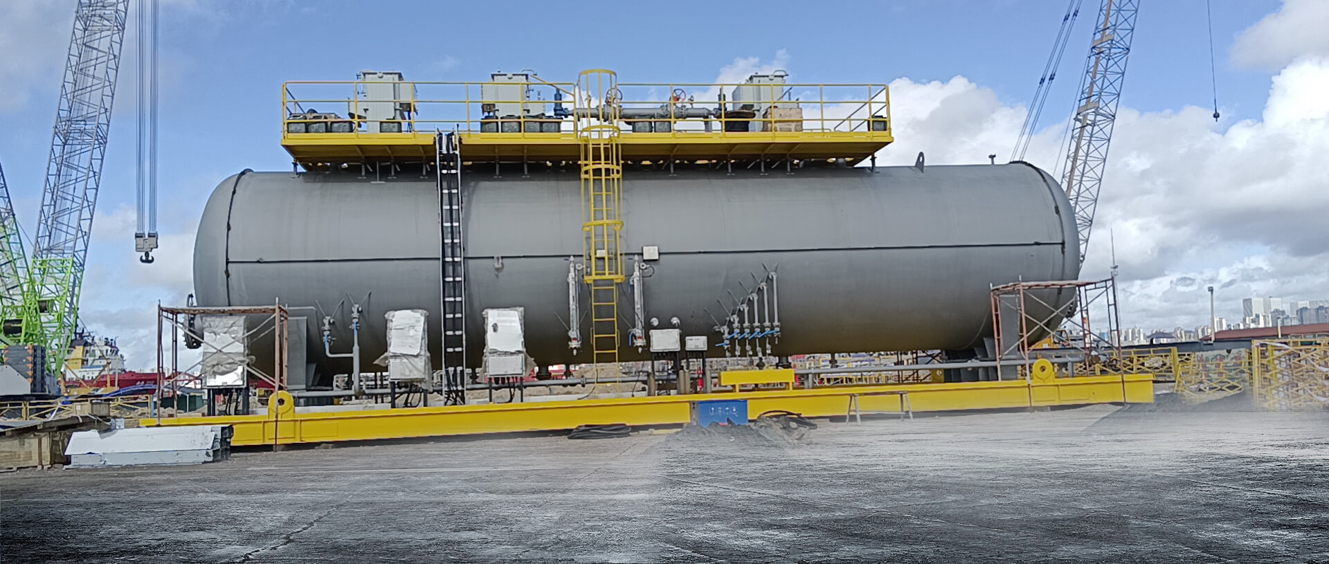 Crude oil desalting vessel